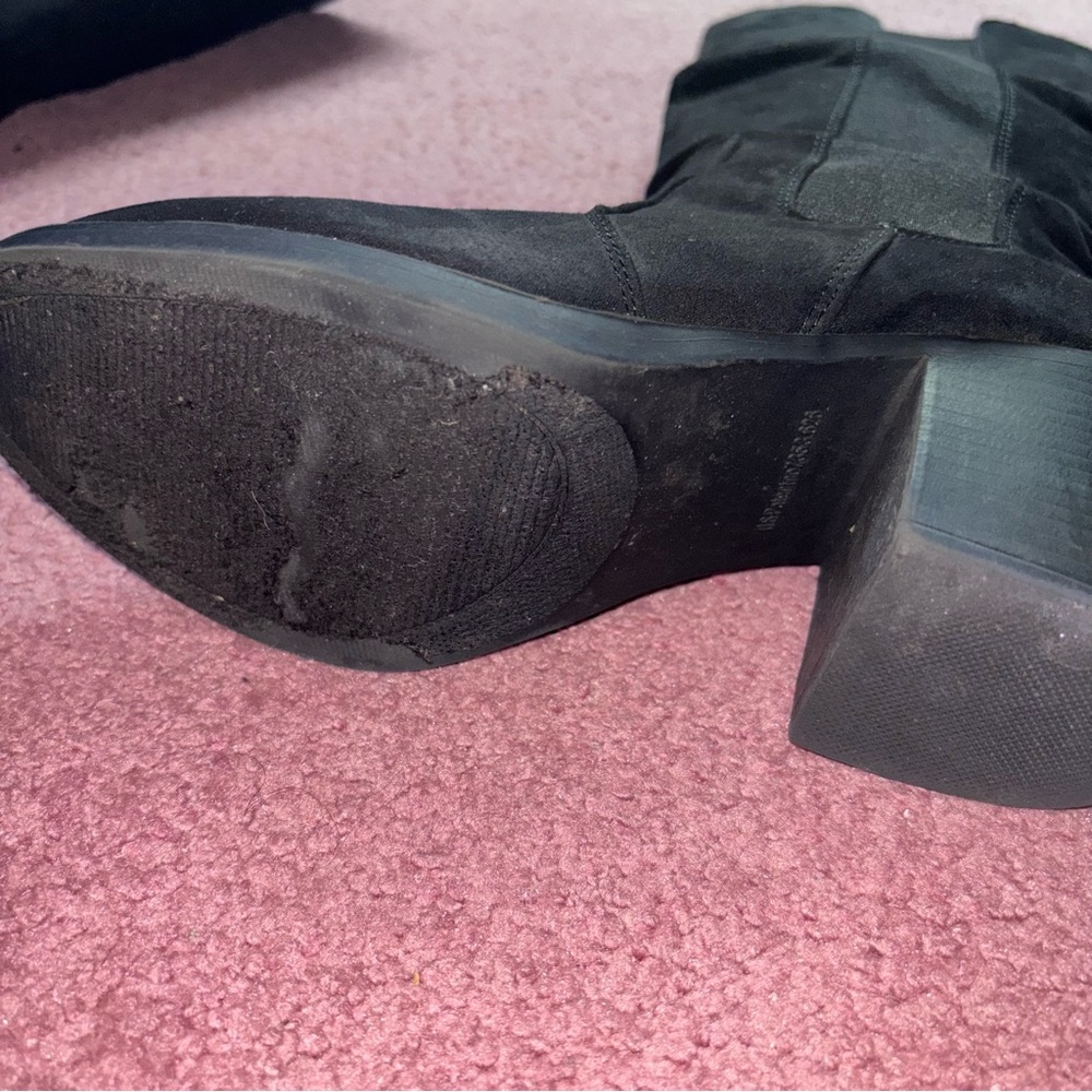 Women's Black Knee-High Block Heel Boots - Picture 7 of 16